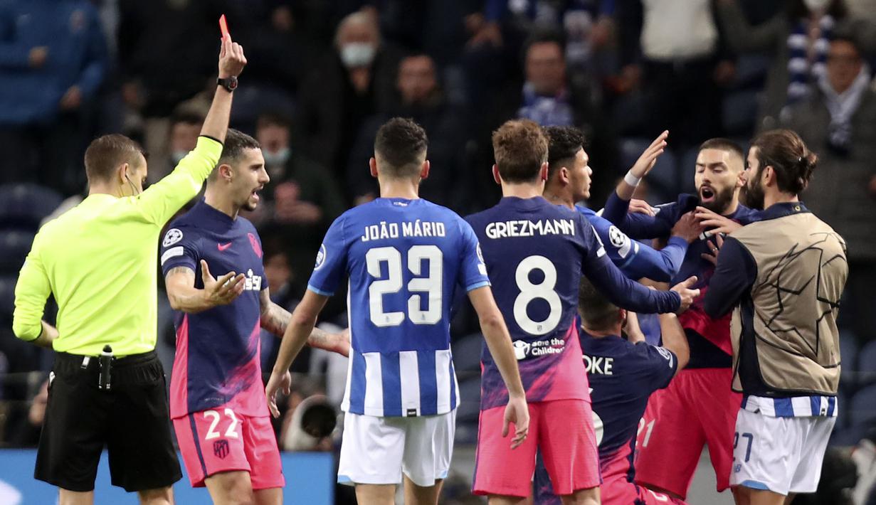 Memasuki pertengahan akhir babak kedua, laga diwarnai hujan kartu merah. Atletico Madrid harus bermain dengan 10 pemain usai Yannick Carrasco diusir oleh wasit pada menit ke-69. Nasib sama juga dialami FC Porto 10 menit kemudian. (AP/Luis Vieira)