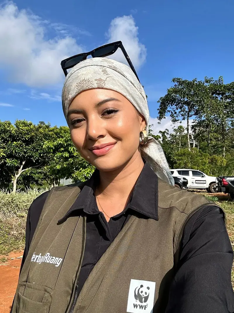 Gaya Fashionable Aurelie Moeremans Eksplor Biji Kopi di Aceh, Tampil Chic Kenakan Hijab Turban`