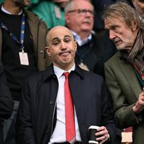 Pemilik Manchester United, Jim Ratcliffe (kanan), mencondongkan badan untuk berbicara dengan CEO Manchester United, Omar Berrada (kiri), dalam pertandingan Premier League antara Manchester City dan Manchester United di Stadion Etihad, Manchester, Inggris barat laut, pada 14 September 2025. (Oli SCARFF/AFP)