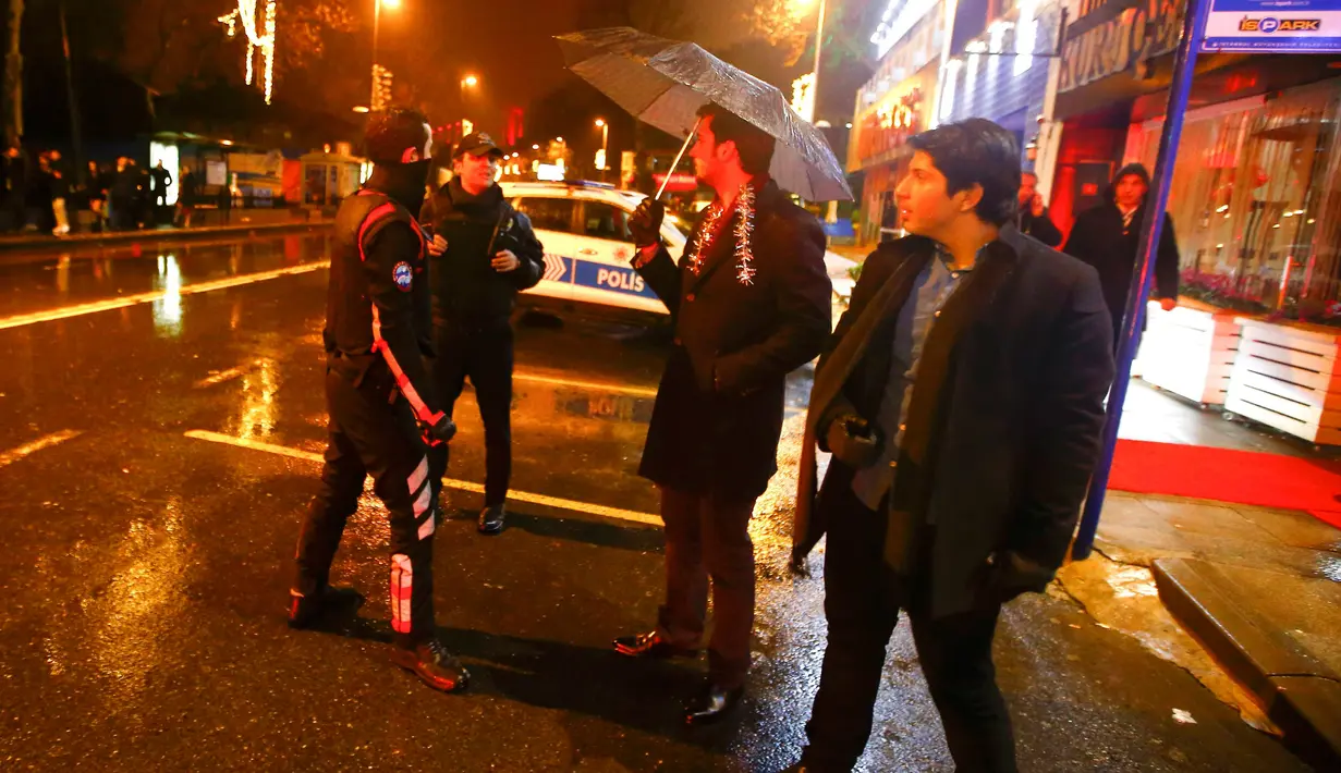 Sejumlah polisi berjaga disekitar lokasi terjadinya penembakan di Istanbul, Turki (1/1). Menurut kantor berita Turki, Anadolu, penyerang belum dapat di identifikasi. (Reuters/Osman Orsal) 