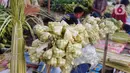 Kuliner Lebaran Ketupat disajikan dengan sayur bersantan seperti sayur labu siam dan aneka lauk pelengkap. (Liputan6.com/Angga Yuniar)