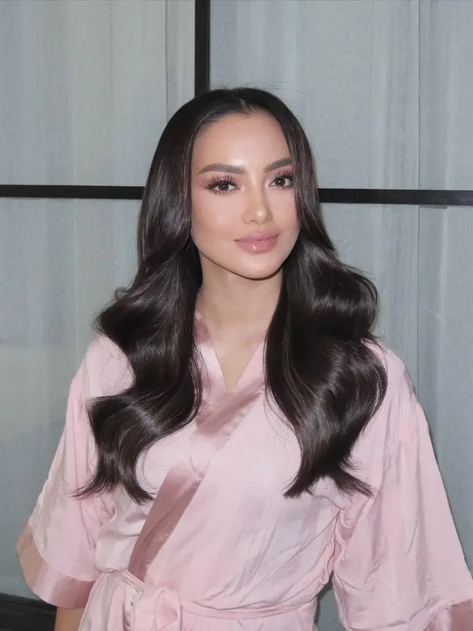 Ririn Ekawati Bak VS Angel dengan Sentuhan Hollywood Glam Makeup yang Soft dan Elegan