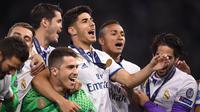 Gelandang Real Madrid, Marco Asensio, bernyanyi bersama rekan-rekannya merayakan gelar juara Liga Champions di Stadion Millenium, Cardiff, Sabtu (3/6/2017). Madrid menang 4-1 atas Juventus. (AFP/Filippo Monteforte)