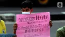 Mahasiswa yang tergabung dalam Aliansi BEM Seluruh Indonesia melakukan unjuk rasa di depan Gedung KPK, Jakarta, Jumat (9/4/2021). Mereka mempertanyakan penerbitan SP3 terkait kasus dugaan korupsi BLBI untuk Sjamsul Nursalim dan istrinya, Itjih Sjamsul Nursalim. (Liputan6.com/Helmi Fithriansyah)