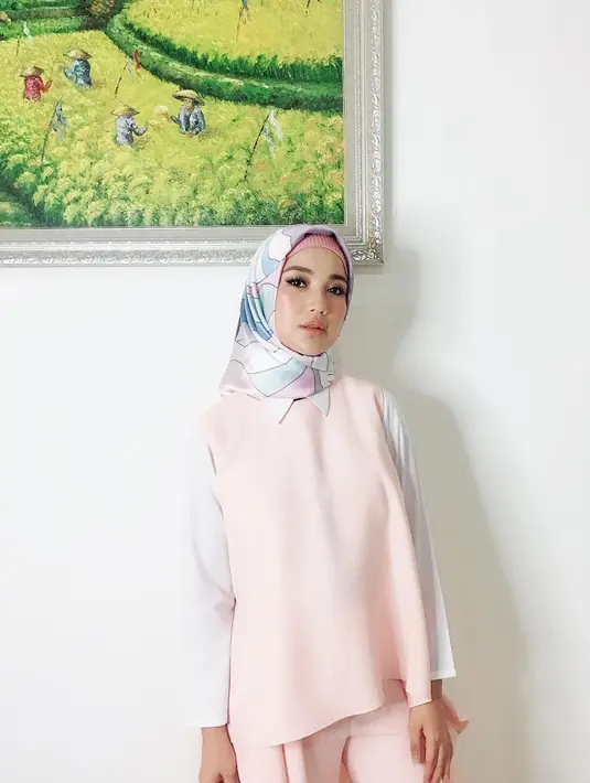 Nah ini padu padan warna kalem yang didominasi warna pink. Cantik banget ya! (instagram/chafrederica)