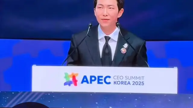 Penampilan RM BTS saat Berpidato di KTT CEO APEC. [@rkive]