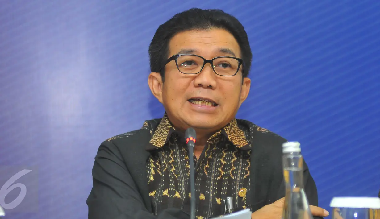 Ketua Dewan Komisioner OJK, Muliaman Hadad memberi keterangan saat konferensi pers akhir tahun OJK di gedung OJK, Jakarta, Jumat (30/12). Aktivitas intermediasi lembaga jasa keuangan juga mencatatkan beberapa perbaikan. (Liputan6.com/Angga Yuniar)