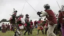 Warga memakai atribut perang melakukan aksi  peringati hari Pertempuran Bosworth, Inggris (23/8/2015).  Henry Tudor dari Lancaster  berhasil mengalahkan Richard III dari Inggris dan mengawali kekuasaan Wangsa Tudor pada masa itu. (REUTERS/Neil Balai)