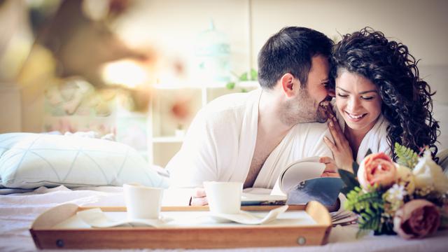 Bisikan ke telinga pasangan (iStock)