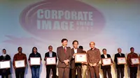 Penghargaan diserahkan oleh Chairman Frontier Consulting Group Handi Irawan, didampingi oleh CEO PT Tempo Inti Media, Tbk Bambang Harimurti dan diterima oleh Direktur PT Industri Jamu dan Farmasi PT Sido Muncul, Tbk Irwan Hidayat.