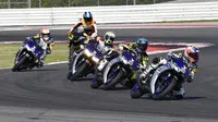 Saat lima pebalap Yamaha Asia memacu motor di Sirkuit Misano, Italia, bersama Valentino Rossi. (Yamaha Indonesia)