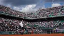 Suasana pertandingan petenis asal Inggris, Andy Murray melawan petenis Rusia, Karen Khachanov di turnamen Prancis Terbuka di stadion Roland Garros, di Paris, Prancis (5/6). Murray meraih kemenangan 6-3, 6-4, 6-4. (AFP Photo/Olivier Morin)