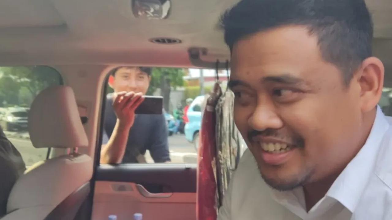 Bobby tetap diberondong pertanyaan oleh awak media mengenai statusnya di PDIP. Namun, dia tetap bungkam dan menuju ke mobilnya.&nbsp;<br>