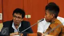 Kabid Binpres PB Percasi, Hendry Jamal (kiri) memberi keterangan saat bertemu dengan tim catur tingkat SD di Kemendikbud Jakarta, Kamis (31/3/2016). Enam siswa akan berlaga di Asian Youth Chess Championships 2016. (Liputan6.com/Helmi Fithriansyah)