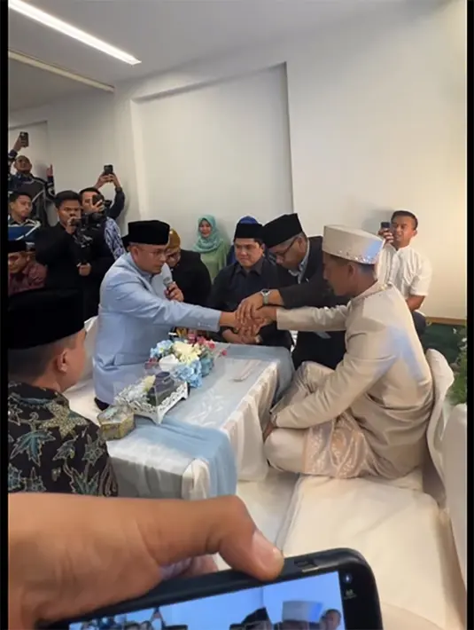 "Akad Nikah Nurul Azizah Rosiade @azizahsalsha_ & Pratama Arhan Arif Rifai @pratamaarhan8 di Masjid Indonesia Tokyo, 20 Agustus 2023." tulis andre_rosiade dalam keterangan video yang diunggah. [Instagram/andre_rosiade/bravecation]