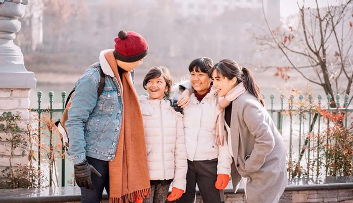 "(Romantis) Banget dan selalu berhasil banget. Justru yang agak cuek itu aku. Dengan dia aku jadi belajar romantis," ungkap Ussy Sulistiawati saat ditemui di kawasan Pondok Pinang, Jakarta Selatan, Sabtu (21/1/2017). (Instagram/ussypratama)