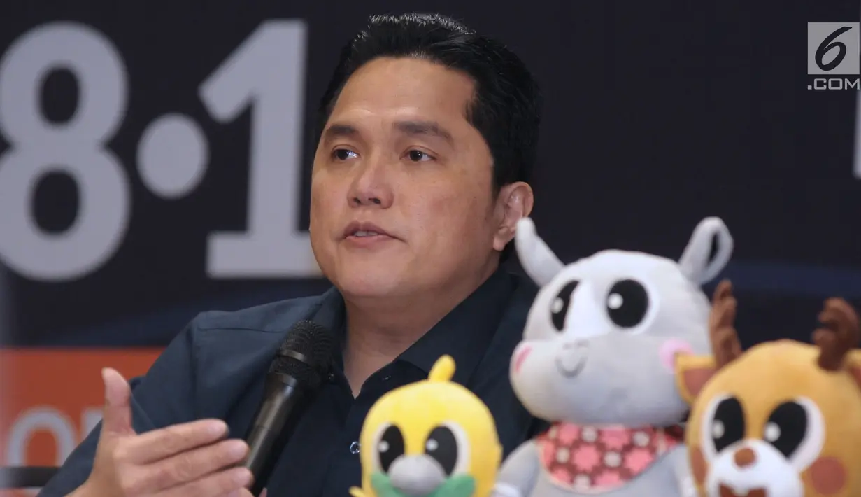 Ketua Inasgoc, Erick Thohir memberi keterangan saat perkenalan dengan beberapa produk UMKM berlisensi Asian Games 2018 di Jakarta, Rabu (30/5). Beberapa produk berlisensi Asian Games 2018 mulai diperkenalkan. (Liputan6.com/Helmi Fithriansyah)