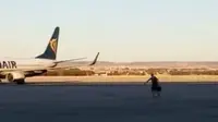 Seorang pria nekat melompat dari garbarata ke tarmak bandara demi mengejar pesawat yang sedang menuju landasan pacu. (Sumber laman Facebook milik CC.OO. Ryanair & Lesma Handling)