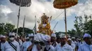 Melasti merupakan rangkaian kegiatan doa yang diadakan beberapa hari sebelum "Nyepi", hari keheningan, ketika umat Hindu tidak diizinkan untuk melakukan kegiatan apa pun termasuk bekerja, atau bepergian. (Juni Kriswanto/AFP)