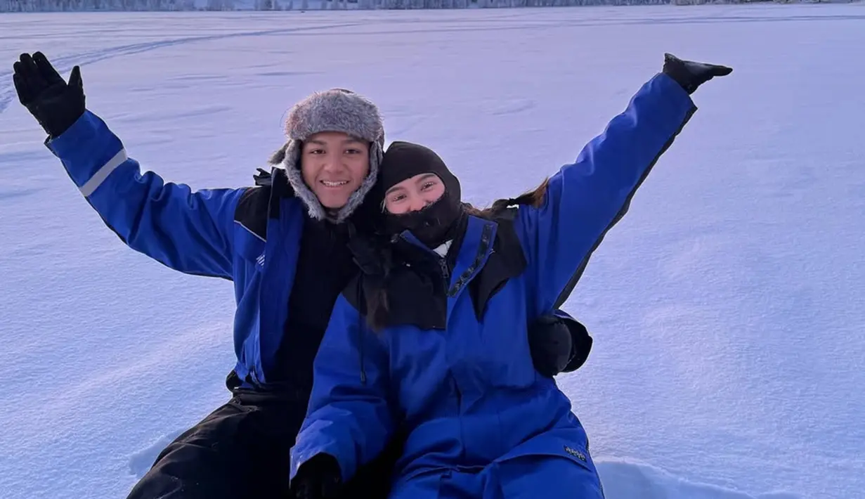 Momen seru Azriel Hermansyah dan Sarah Menzel main salju di Finlandia. Menilik dari unggahan lainnya saat di Paris, Azriel dan Sarah tak hanya liburan berdua, ibunda Sarah juga turut serta. Diketahui Azriel Hermansyah terbang ke Eropa untuk menjenguk Sarah Menzel bersama ibunda Sarah Menzel. Empat tahun berpacaran dengan Sarah Menzel, Azriel Hermansyah tentunya sudah sangat dekat dengan calon mertuanya. (Liputan6.com/IG/@ssarah_menzel)