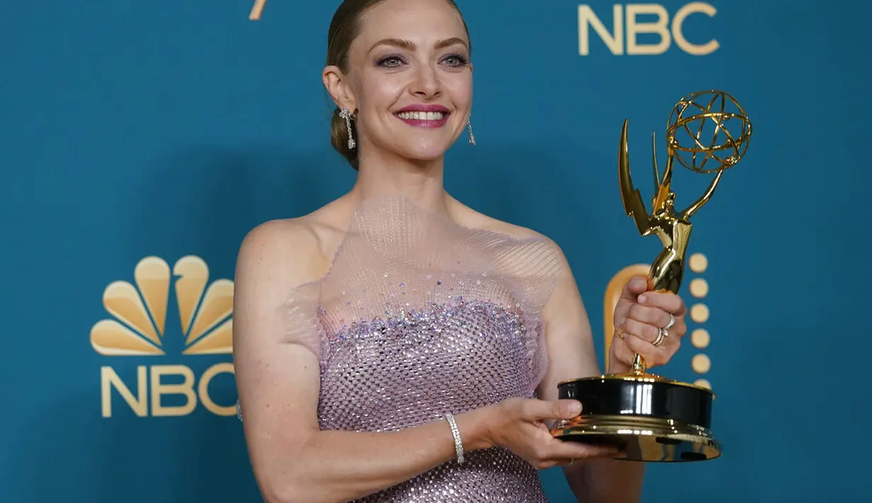 Amanda Seyfried dalam Emmy Awards 2022. (Foto: AP Photo/Jae C. Hong)