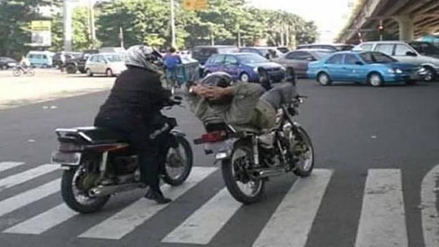 6 Tingkah Santai Orang saat Nikmati Ngabuburit Ini Bikin Ngakak