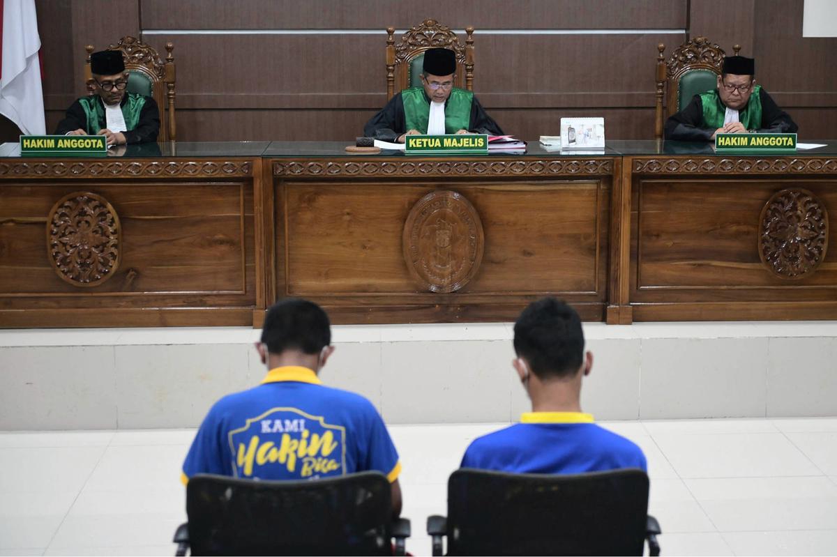 FOTO: Terbukti Lakukan Hubungan Sesama Jenis, Dua Pria di Banda Aceh Divonis 80 Kali Cambuk