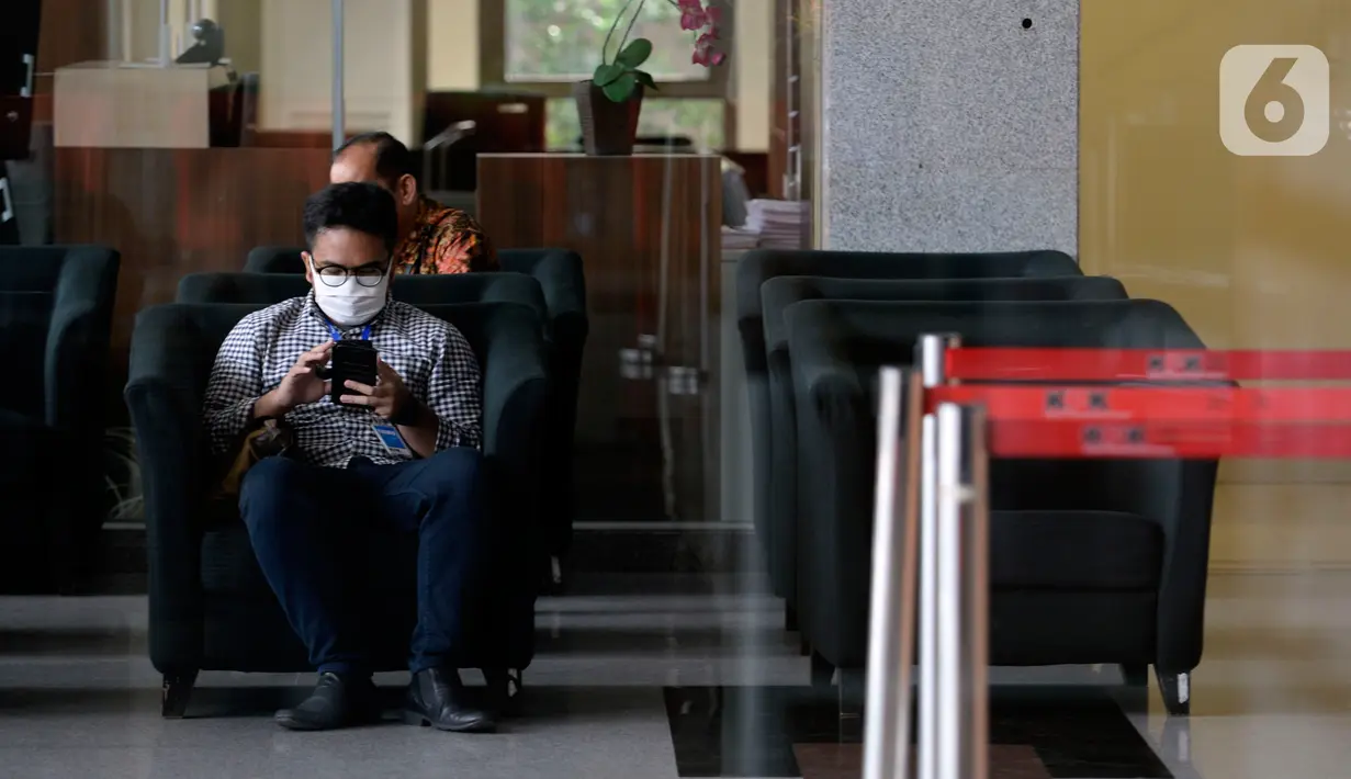 Aktivitas di lobi Gedung KPK, Jakarta, pasca libur Lebaran 2020, Rabu (27/5/2020). KPK memperpanjang masa pelaksanaan bekerja dari rumah (BDR) atau work from home (WFH) bagi para pegawainya hingga 4 Juni 2020. (merdeka.com/Dwi Narwoko)