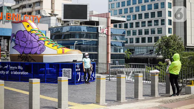 FOTO: Tugu Sepatu Jadi Sasaran Vandalisme