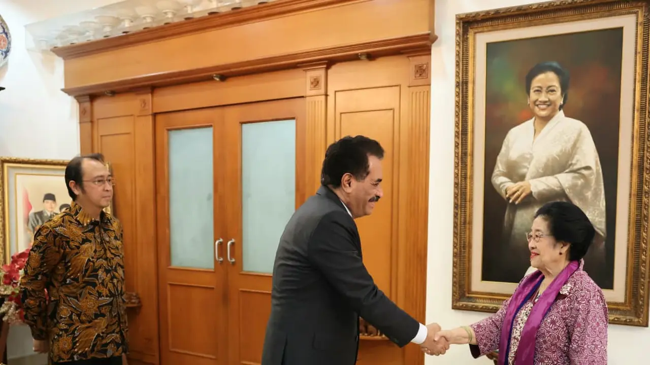 Presiden ke-5 Republik Indonesia sekaligus Ketua Umum DPP PDI Perjuangan (PDIP), Megawati Soekarnoputri, menerima kunjungan kehormatan Duta Besar Republik Yaman untuk Indonesia, Salem Ahmed Abdulrahman Balfakeeh, di kediamannya di kawasan Menteng, Jakarta