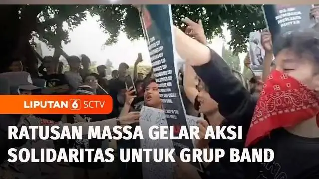 VIDEO: Aksi Solidaritas untuk Grup Band Sukatani, Massa Lempar Uang di Depan Barisan Polisi