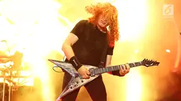 Gitaris sekaligus vokalis Megadeth, Mustaine beraksi di atas panggung Jogjarockarta 2018 di Stadion Kridosono, Yogyakarta (27/10). Sekitar 15 ribu penonton yang memadati Stadion menyaksikan Band thrash metal tersebut. (Fimela.Com/Bambang E.Ros)