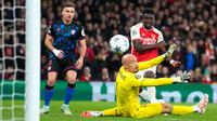 Penjaga gawang Sevilla Marko Dmitrovic melihat bola saat pemain Arsenal Bukayo Saka mencetak gol ke gawangnya pada pertandingan sepak bola Grup B Liga Champions di Emirates Stadium, London, Inggris, Rabu (8/11/2023). (AP Photo/Kirsty Wigglesworth)