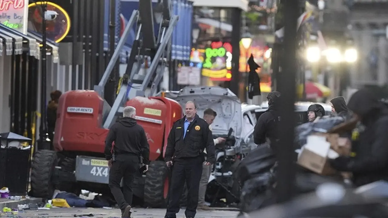 Petugas keamanan menyelidiki lokasi kejadian di Bourbon Street setelah sebuah kendaraan menabrak kerumunan di Canal dan Bourbon Street di New Orleans, Amerika Serikat, pada Rabu (1/1/2025).