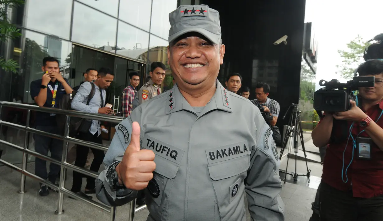 Kepala Badan Keamanan Laut (Bakamla) Laksamana Madya Achmad Taufiqoerrochman seusai bertemu pimpinan KPK di Jakarta, Kamis (17/1). Kunjungan tersebut merupakan langkah pengenalan yang dilakukannya sebagai pejabat baru. (Merdeka.com/Dwi Narwoko)
