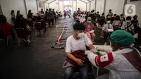 Petugas kesehatan melakukan screening terhadap penerima vaksin covid-19 di Gudang Darurat Nasional Palang Merah Indonesia, Jakarta, Kamis (15/7/2021). PMI turut menggelar vaksinasi massal untuk mempercepat pencapaian target pemerintah untuk mewujudkan kekebalan komunitas. (Liputan6.com/Johan Tallo)