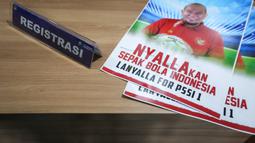 Poster Bakal Calon Ketua Umum PSSI, AA La Nyalla Mahmud Mattalitti saat pendaftaran dan penyerahan berkas Bakal Calon Ketua Umum PSSI yang berlangsung di GBK Arena, Jakarta, Jumat (13/01/2023). (Bola.com/Bagaskara Lazuardi)