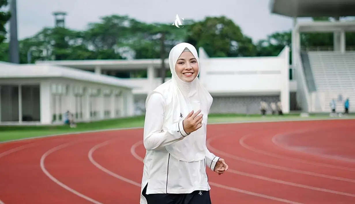 Seperti pada potret ini, Caca kenakan long sleeve putih dengan legging dan asimetic skirt hitam. Dipadukan dengan hijab putih dan sepatu lari andalannya [@natasharizkynew]
