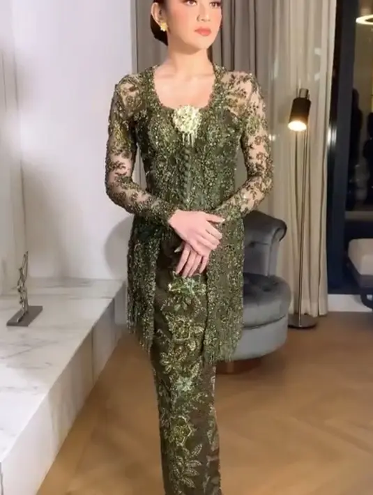 Saat lamaran dengan Rizky Febian, Mahalini tampil memesona mengenakan kebaya brokat hijau dengan beads warna senada. Dipadukan bros keemasan dan kain batik hijau yang diberi beads warna senada. [@askyfebrianti]