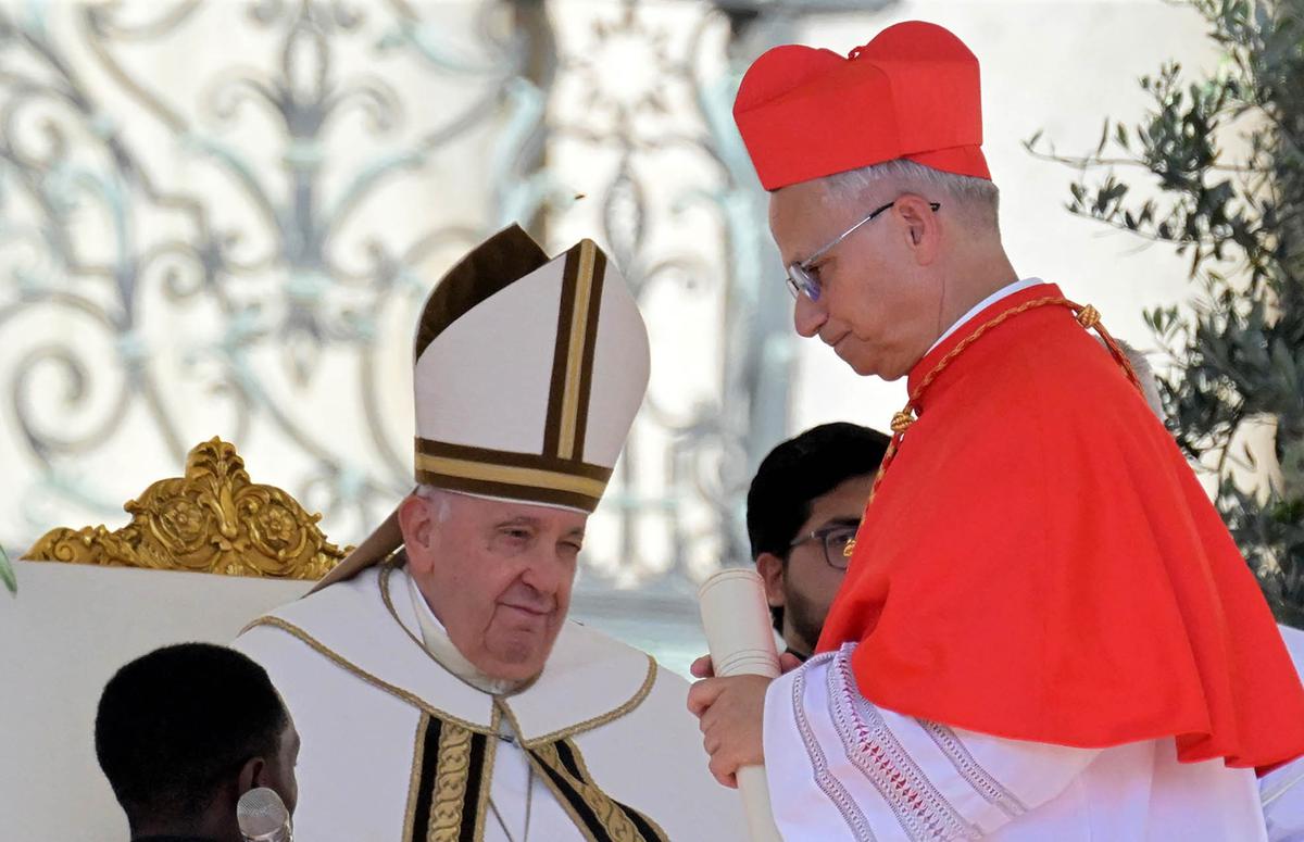 FOTO: Asap Putih Muncul di Kapel Sistina, Robert Prevost Terpilih Jadi Paus Leo XIV