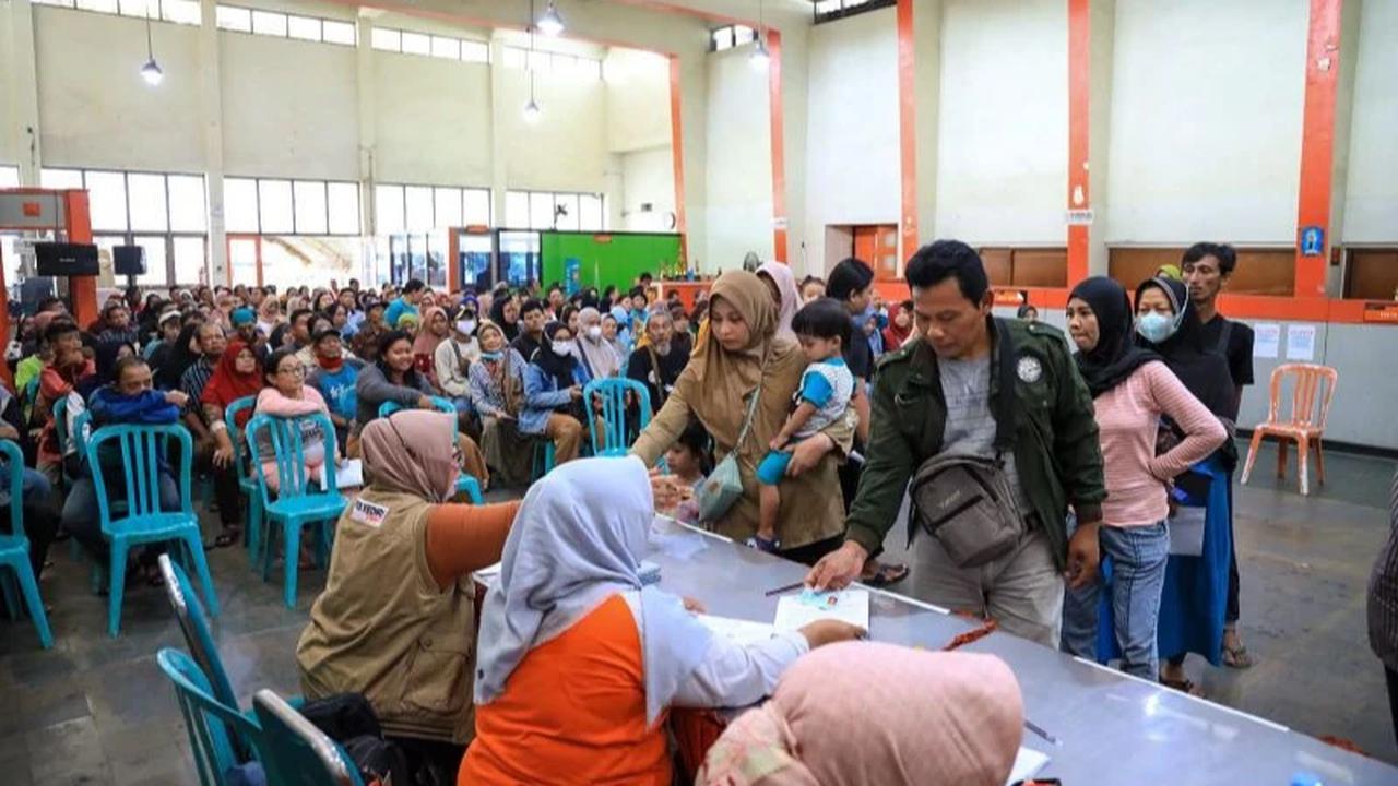Ilustrasi penyaluran bansos di Kediri