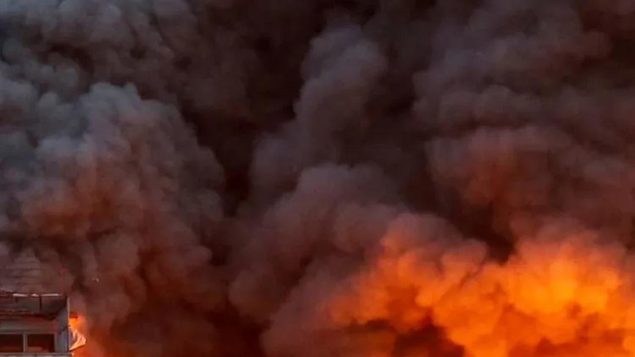 Serangan udara ini terjadi di Rafah, sebuah kota di selatan yang berbatasan dengan Mesir setelah serangan besar multi-front oleh militan Hamas pada hari Sabtu. <br><br>Dalam perang dan konflik sebelumnya antara Israel dan militan Hamas, serangan-serangan 