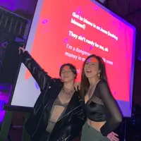 Wulan Guritno dan Shalom Razade jadi pasangan ibu-anak yang kerap kompak dalam busana fashionable. Salah satunya saat selebrasi pembukaan cabang restoran terbaru milik Wulan Guritno di Medan. Seperti apa potretnya? [@wulanguritno]