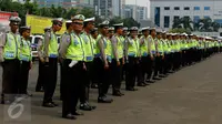 Ratusan Polantas mengikuti apel gelar pasukan kesiapan banjir di Mapolda Metro Jaya, Jakarta, Selasa (10/11). Apel tersebut guna mempersiapkan pasukan dan infrastruktur pendukung untuk mengantisipasi banjir di Ibukota Jakarta. (Liputan6.com/Yoppy Renato)