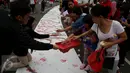 Aksi jelang peringatan Hari Anti Korupsi Sedunia  9 Desember  yang dilakukan BEM UI ini mengajak warga untuk berpartisipasi dalam gerakan nasional memberantas korupsi, Jakarta, Minggu (27/11). (Liputan6.com/Johan Tallo) 