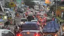 Polisi memberlakukan sistem buka tutup dari arah Puncak menuju Jakarta dan menutup jalur dari arah Jakarta menuju Puncak guna mengurai kemacetan, Jawa Barat, Kamis (25/12/14)  (Liputan6.com/Herman Zakharia)