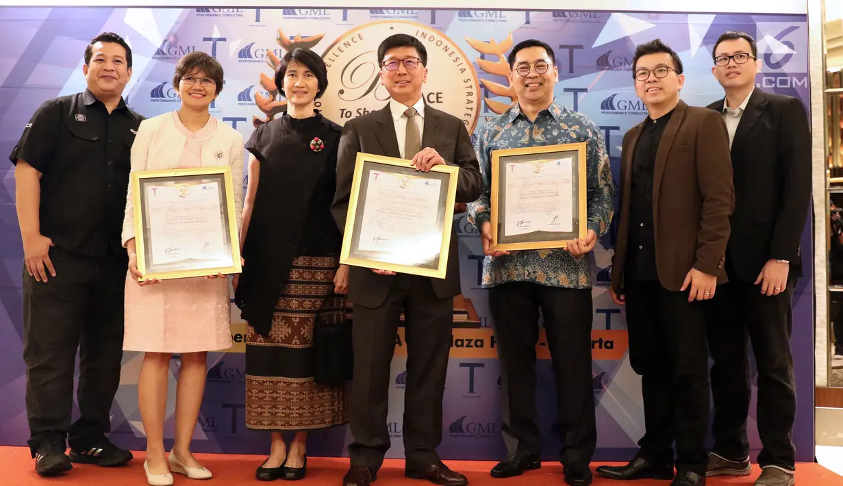Direktur Utama PT Surya Citra Media Sutanto Hartono (tengah) berpose bersama usai menerima penghargaan The 7th Annual Strategy into Performance Execution Excellence (SPEx2) Award 2018 di Jakarta, Senin (26/11). (Liputan6.com/Helmi Fithriansyah)