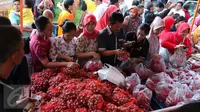 Warga berbelanja saat Operasi pasar Murah, Jakarta, Minggu (12/6). Operasi pasar murah tersebut digelar untuk menstabilkan harga kebutuhan pokok di bulan Ramadan (Liputan6.com/Angga Yuniar)