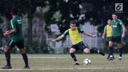 Pemain Timnas Indonesia U-23, Egy Maulana bersiap mengirim umpan saat mengikuti latihan di Stadion Madya, Jakarta, Kamis (14/3). Latihan ini merupakan persiapan jelang Kualifikasi Piala AFC U-23. (Bola.com/Vitalis Yogi Trisna)