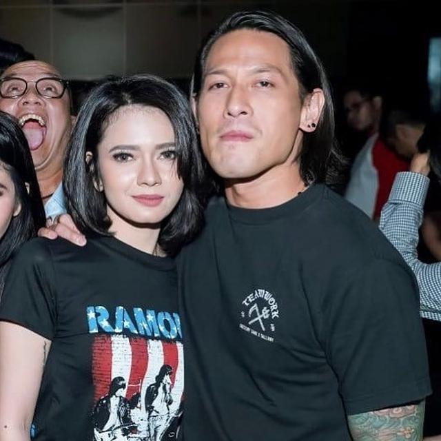Jarang Terekspos, Ini 7 Potret Mesra Chef Juna dan Kekasih